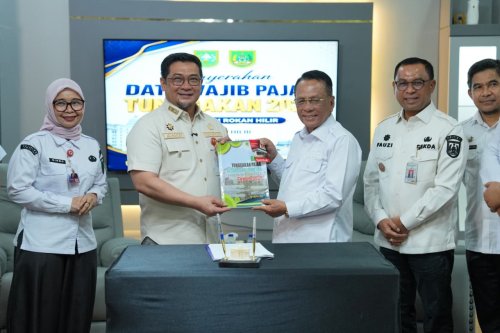 Pemprov Riau Serahkan Data Tunggakan Pajak, Bupati Bistamam Siap Optimalkan Pendapatan Rohil